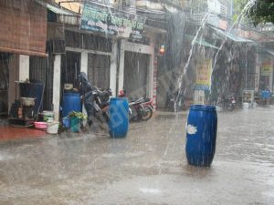 có nên rửa xe bằng nước mưa
