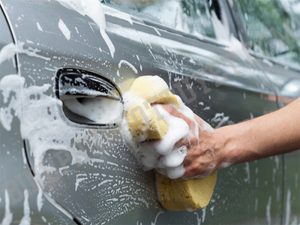 có nên rửa xe bằng nước rửa chén