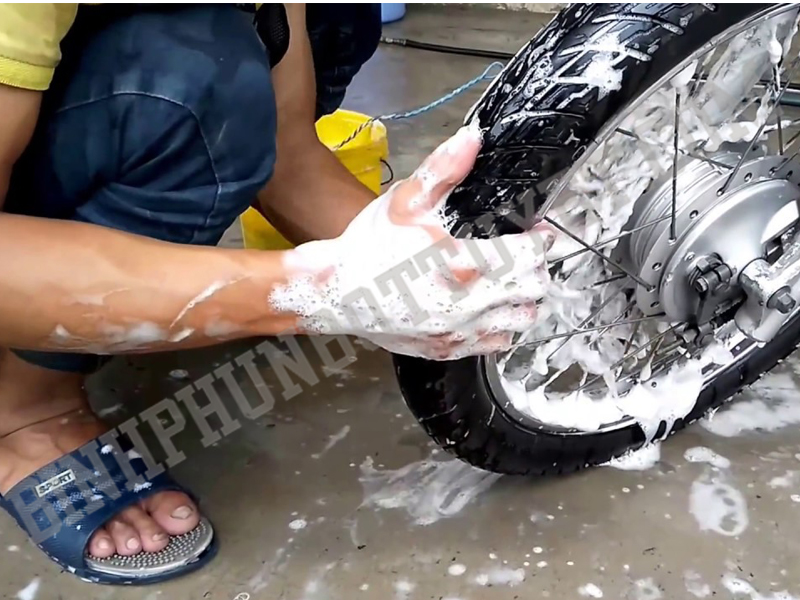có nên rửa xe máy thường xuyên không