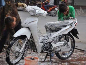 rửa xe máy xong không đề được