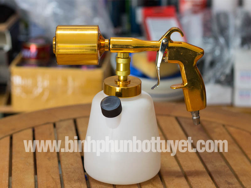binh-rua-xe-bot-tuyet-cam-tay