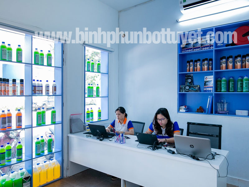nuoc-rua-noi-that-xe-o-to-loai-nao-tot (1)